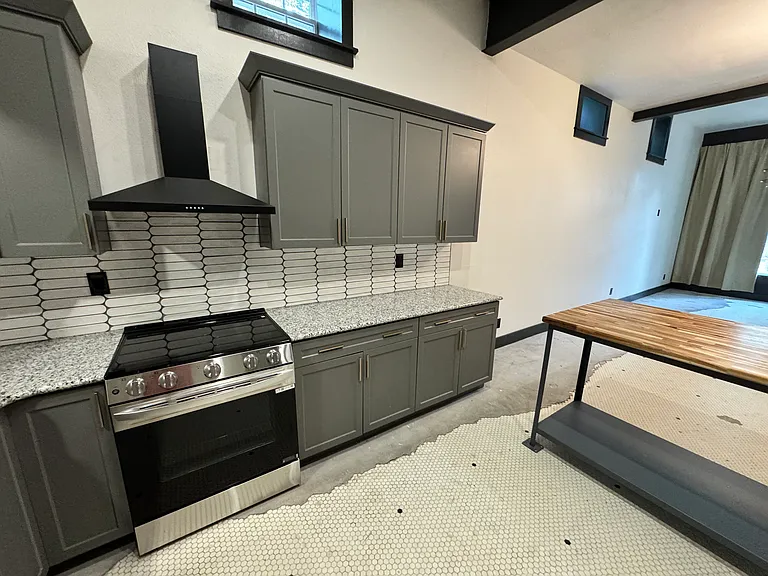 115 E 12th St #4 — Photo 10