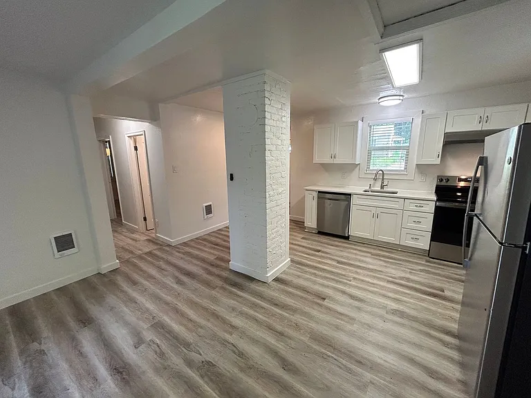 3112 W South Loop Ave — Photo 4