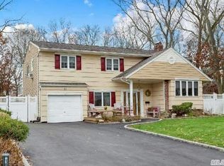 18 Oakwood Hills Dr, East Islip, NY 11730