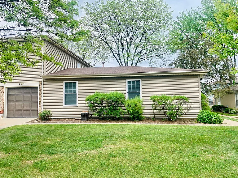 221 Winfield Ct — Photo 2