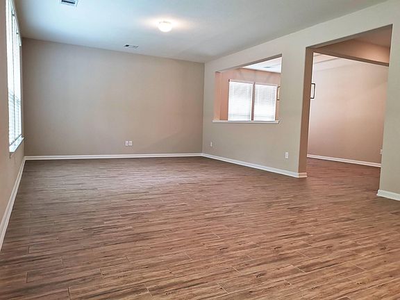 4th image of 22635 Strathmore Dr