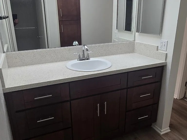 Franklin Luxury Apartments — Photo 12