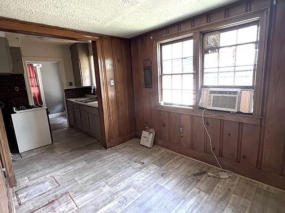 4th image of 585 E Dempster Ave