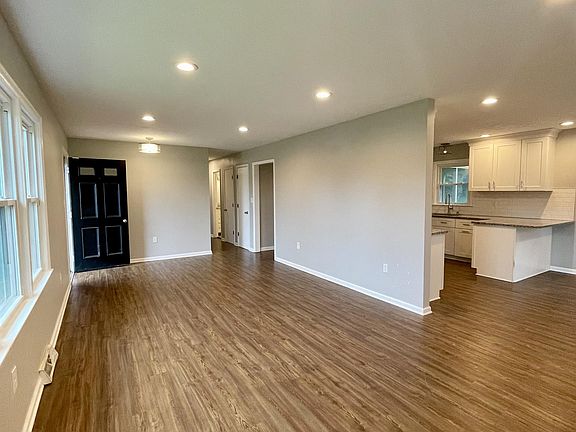 5th image of 111 Frederick Dr