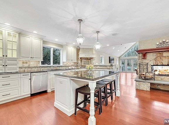 3rd image of 99 Woodland Ave