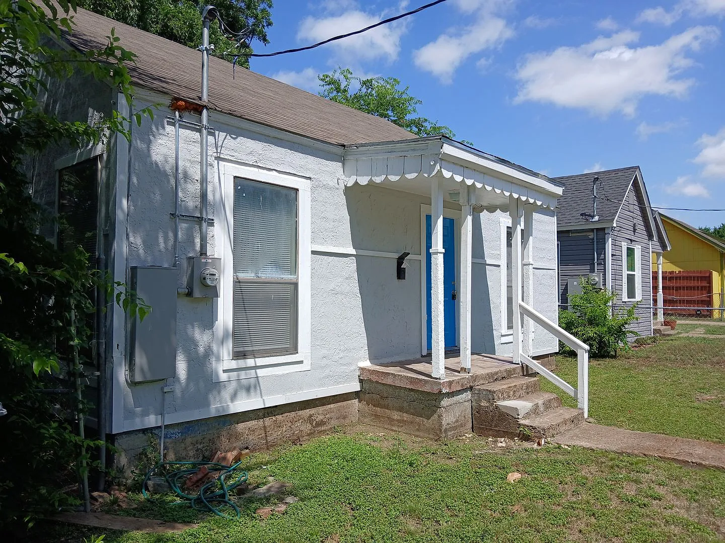 2 Bed 1 Bath One Story House in Dallas — Photo 3