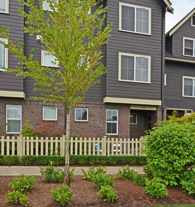 1st image of 915 4th Ave NE