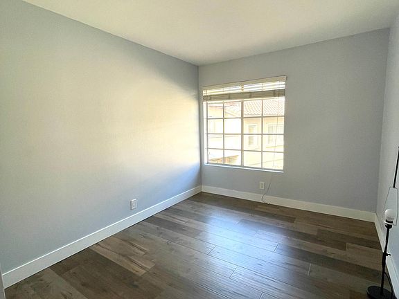 5th image of 266 N Mar Vista Ave Unit 4