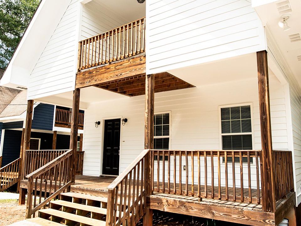 Front of house with upstairs balcony