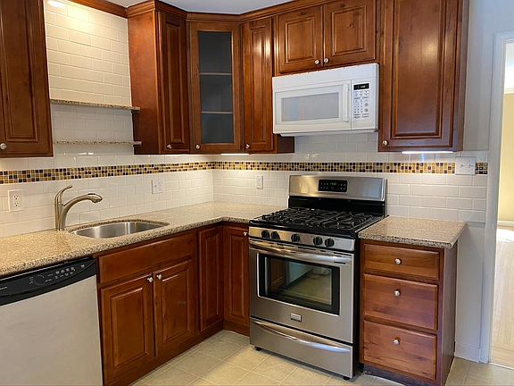 Beautiful kitchen, newly updated.