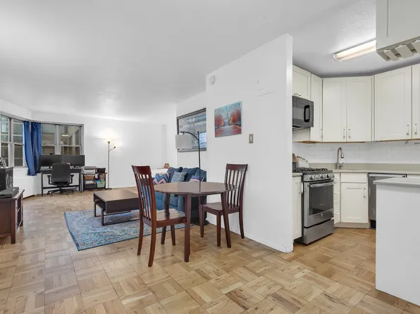 300 East 40th Street image 3 of 5