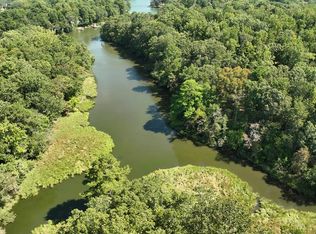 1 Waverly Ave, Kilmarnock, VA 22482