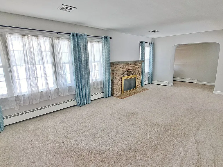 1170 Westminster Ave — Photo 2
