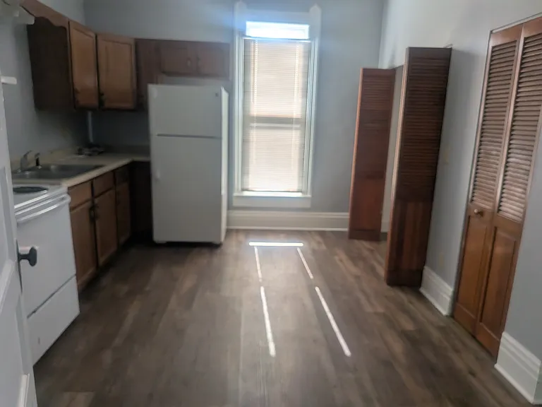 217 W Chestnut St — Photo 4
