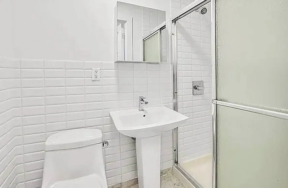 Building Photo - 642 10th Ave #5S