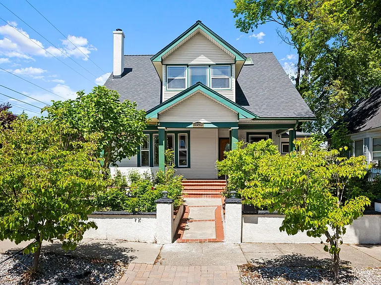 1028 W Chelan Ave — Photo 2