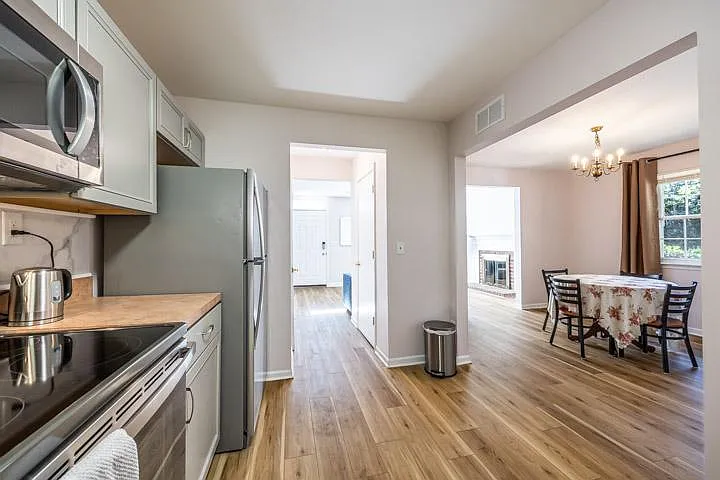 280 Albert Ct — Photo 6