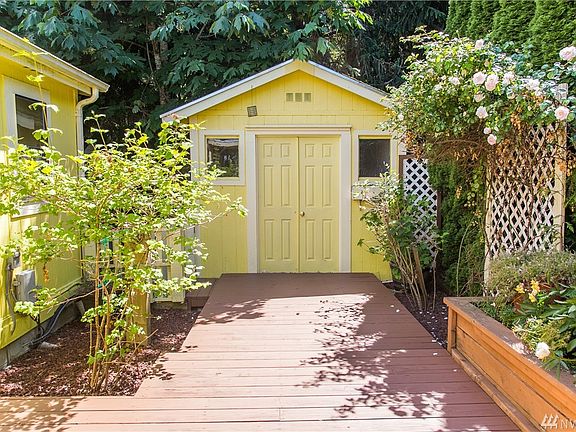 Private deck with separate shop in back (w/power). 