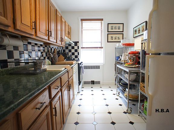 4th image of 10615 Queens Blvd