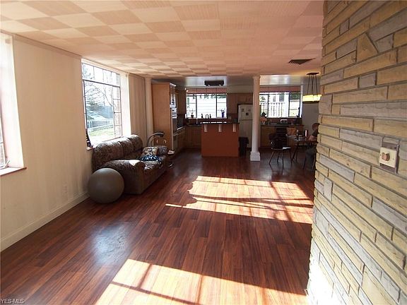4th image of 808 Crescent Ave