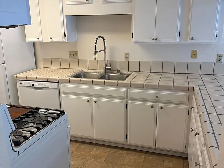 1736 Cable St #3 — Photo 7