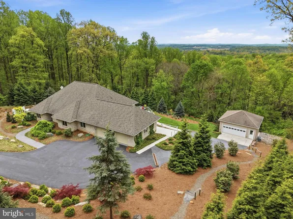 1403 Douglas Fir Dr, Lebanon, PA 17042