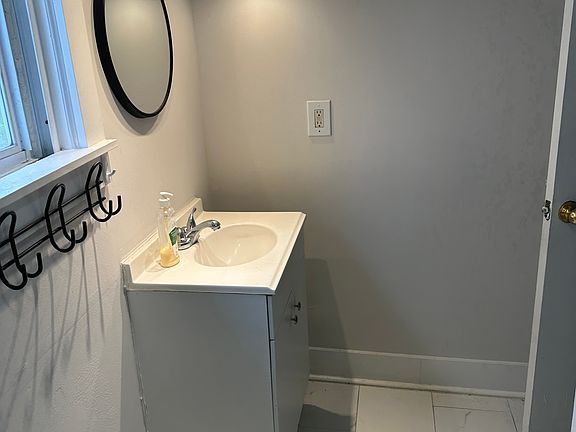 4th image of 205 Aberfeldy St