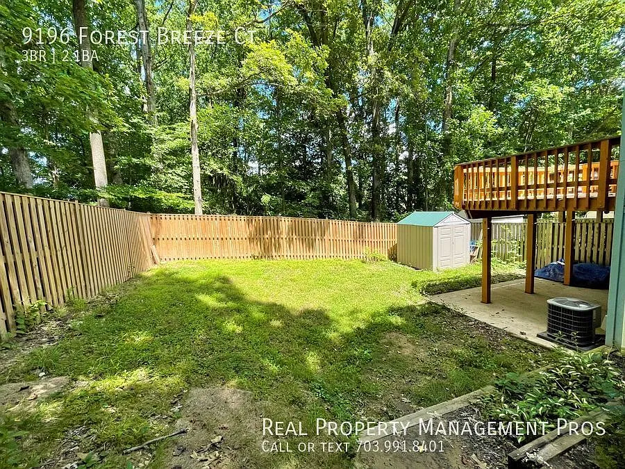 End Unit Townhome With Massive Yard - 3 Bed 2 Full 2 Half Bath — Photo 4