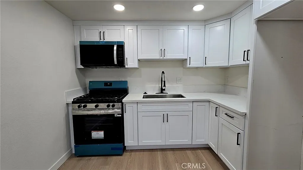 2 bed, 850 sqft, $2,400 — Photo 3