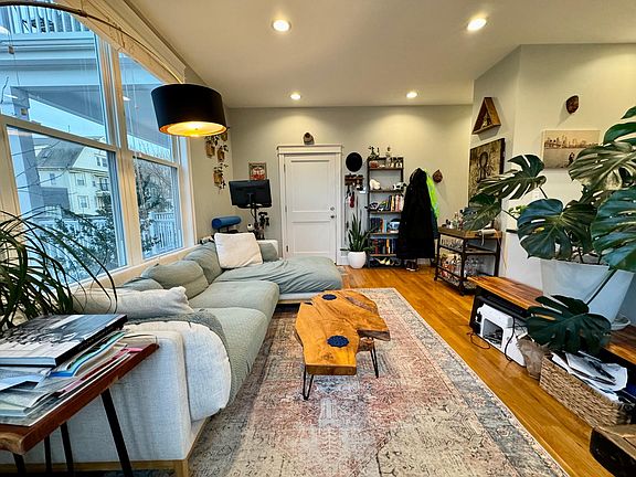 5th image of 405 S Huntington Ave Unit 1R