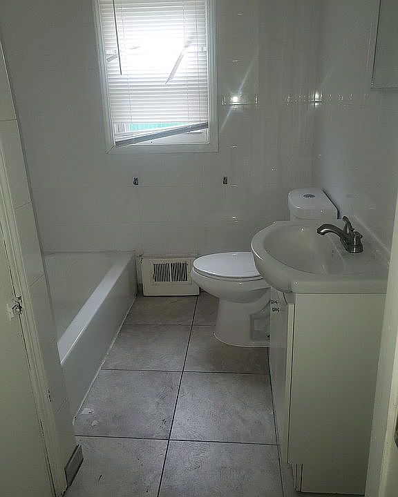 2nd image of 3718 Harriet St