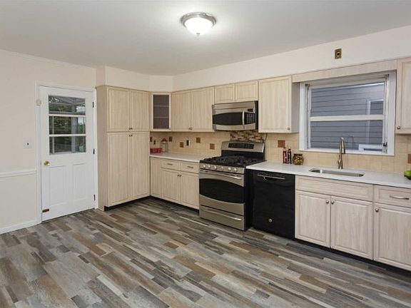 5th image of 171 Weed Ave
