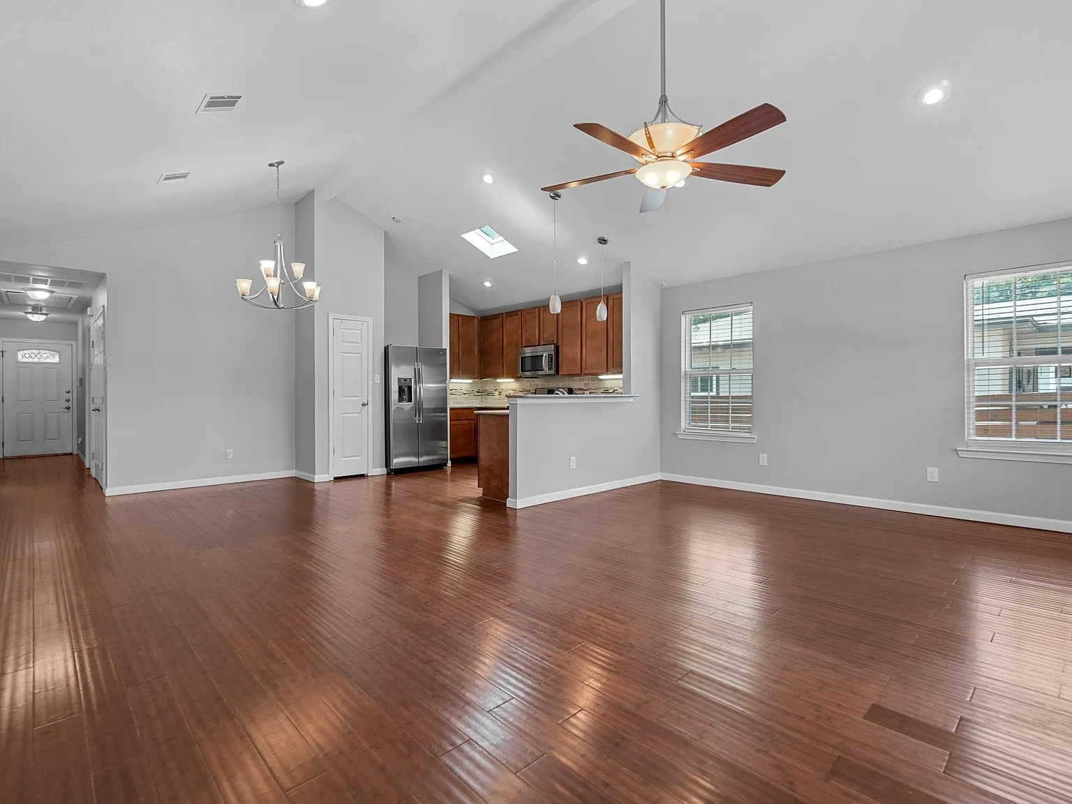 3 bed, 2.0 bath, 1366 sqft, $3,395 — Photo 4