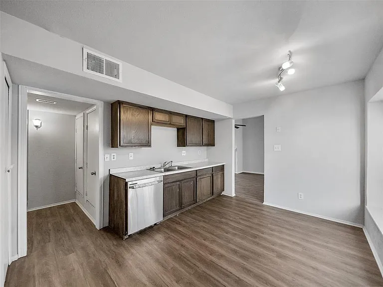 28 Brewster Ct — Photo 11