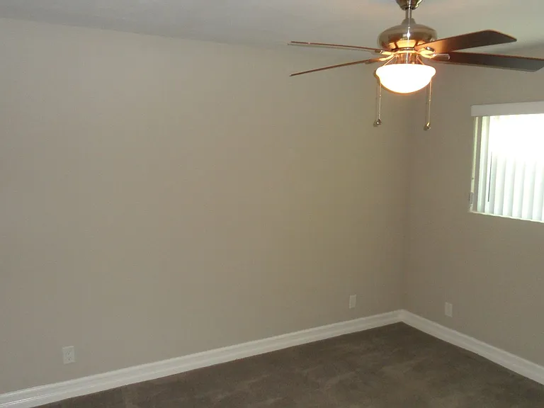 204 & 204-1/2 E Mills Dr — Photo 11
