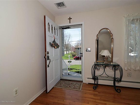 4th image of 74 Shady Nook Dr