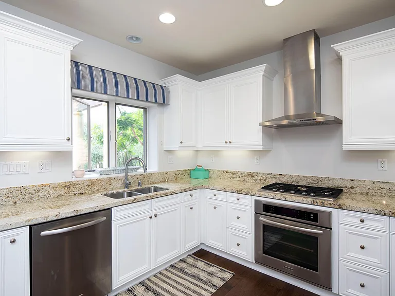 553 Stratford Ct — Photo 6