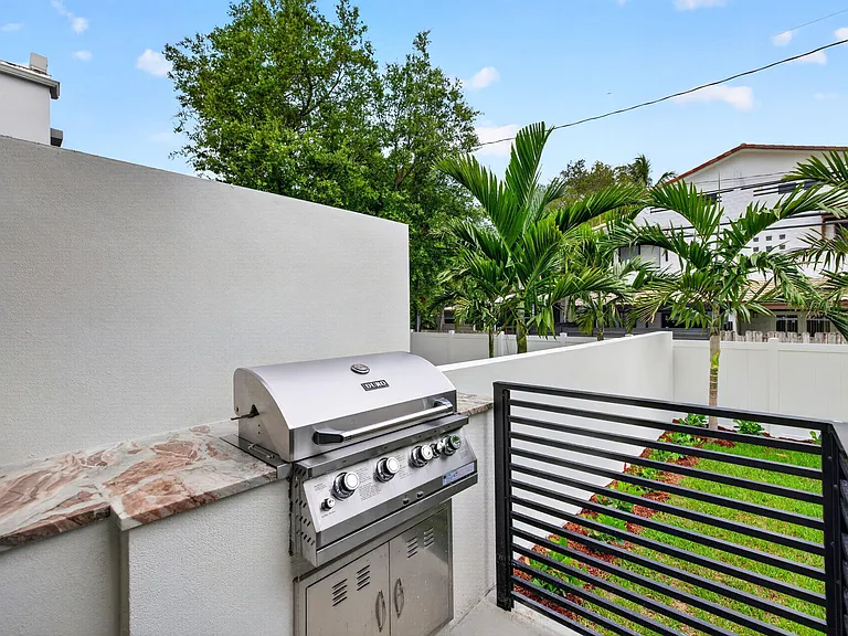 507 SW 11th St — Photo 49
