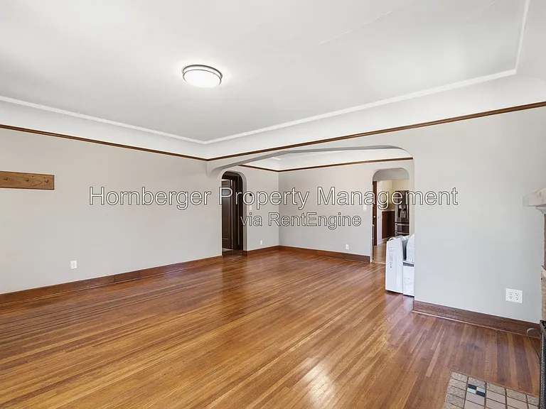 1210 S Maple St — Photo 4