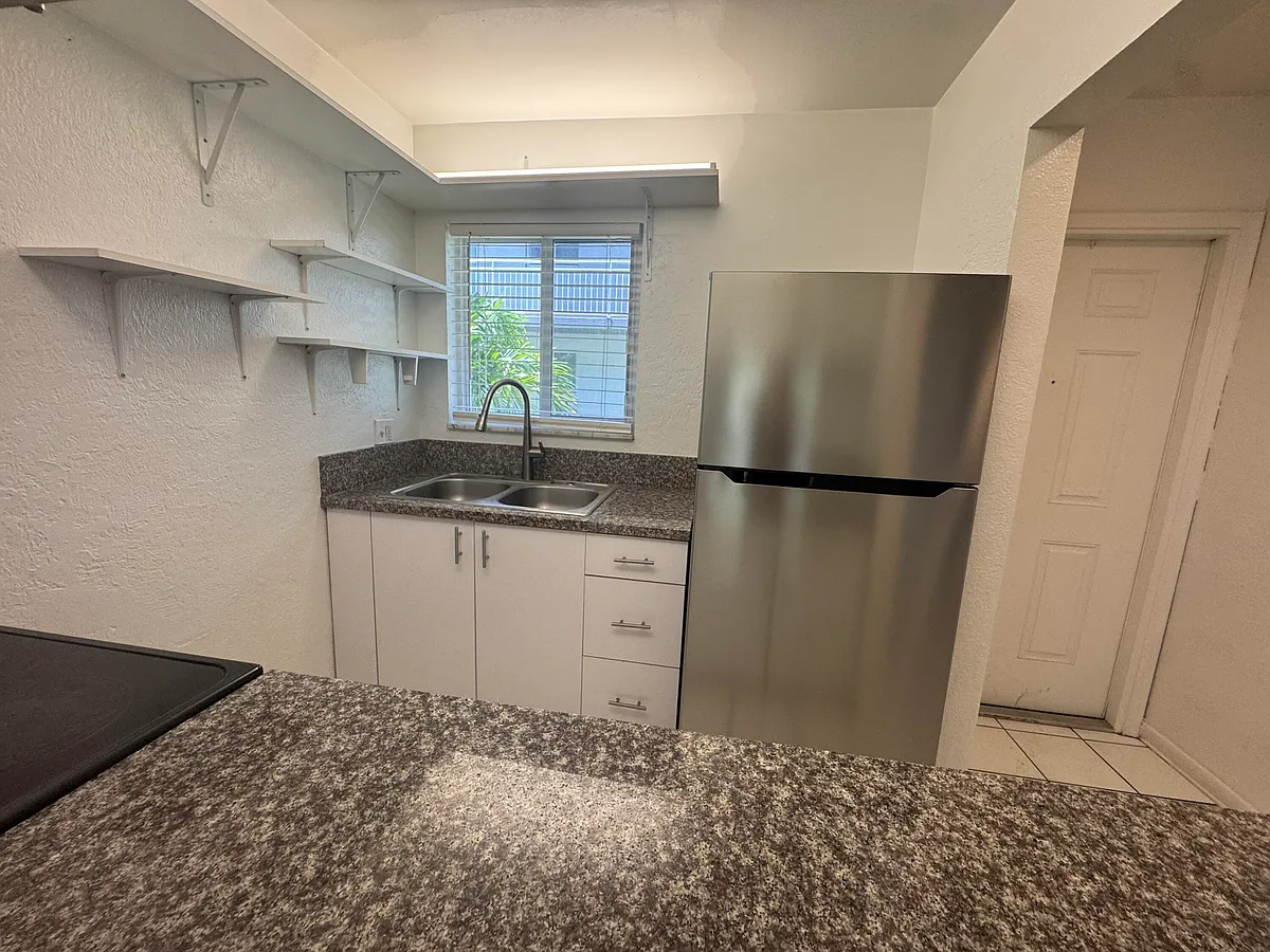 Building Photo - 1100 S Lake Dr #9
