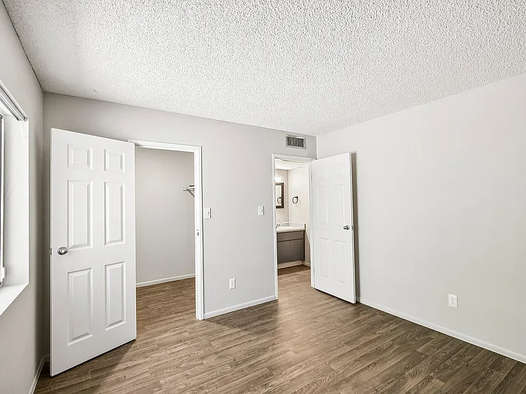 24-web-or-mls-N 23rd Ave-S0307-024