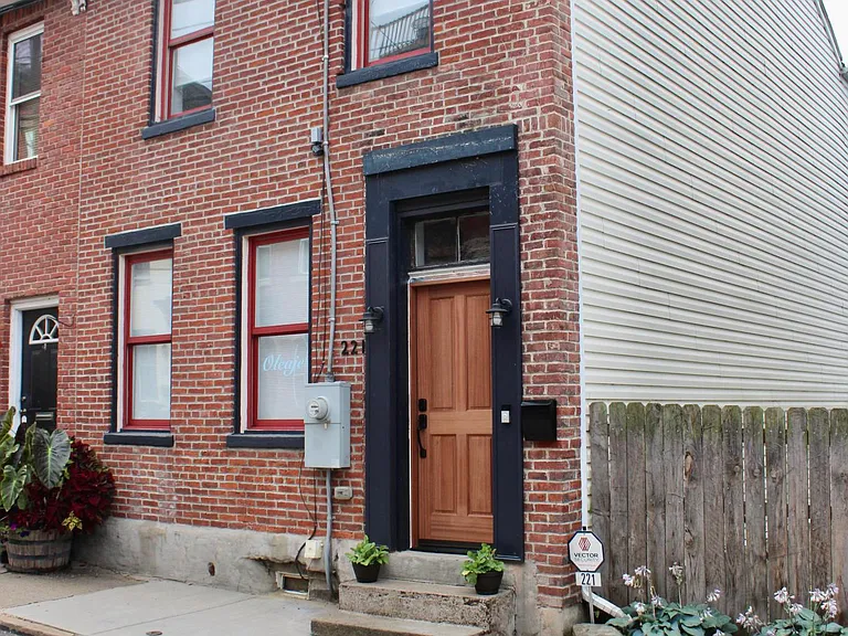 221 Jacksonia St — Photo 1