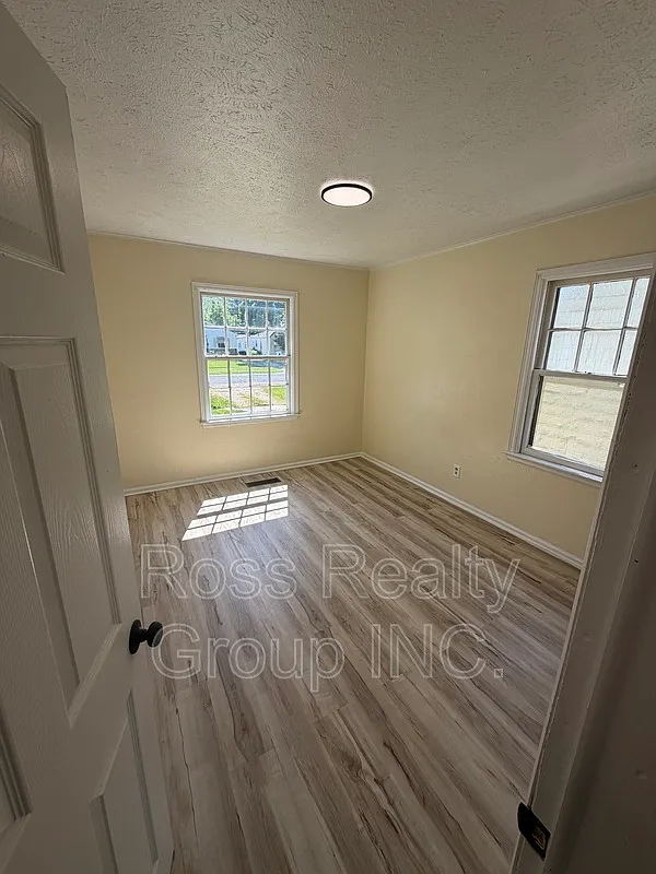 3 bed, 1.0 bath, 1000 sqft, $1,300 — Photo 3