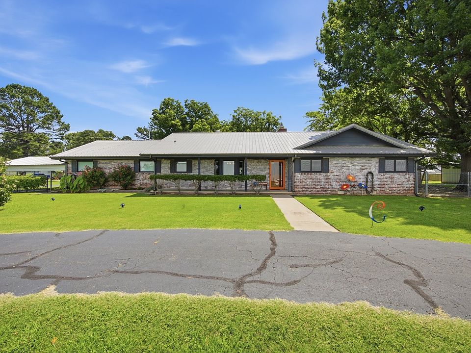 1st image of 202 Warren Rd