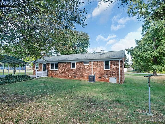 4th image of 2122 Amesbury Dr
