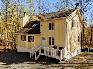 127 Surrey Dr, Hawley, PA 18428