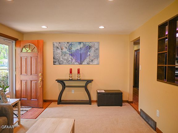 3rd image of 914 Campbell Dr