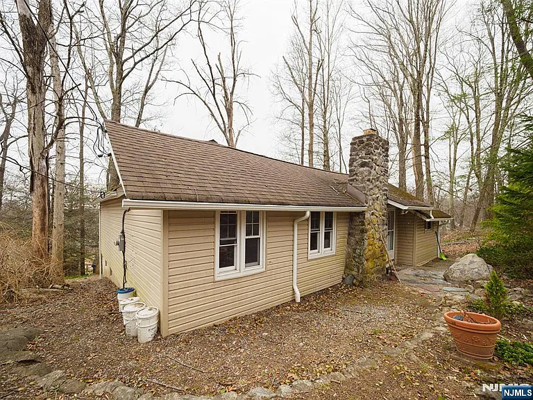 240 Acabonack Rd — Photo 7