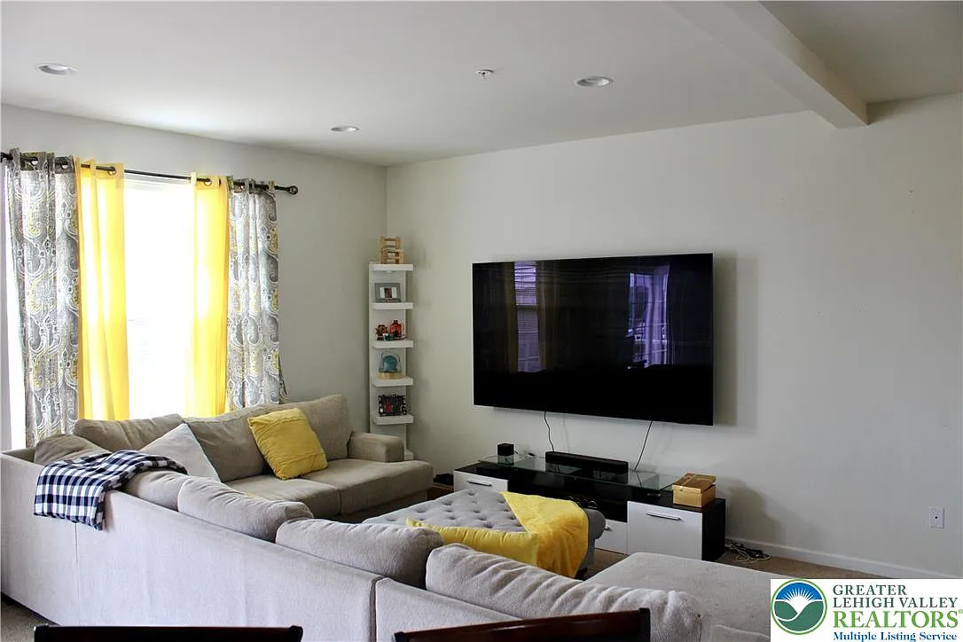 3 bed, 2.5 bath, 2479 sqft, $2,775 — Photo 2