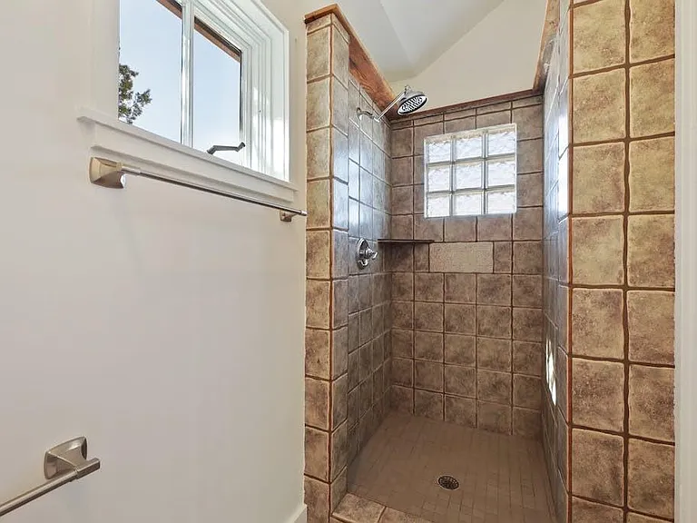 1612 The High Rd — Photo 18